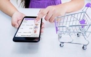 Checkout para e-commerce no celular com carrinho de compras, representando conversão e pagamento online mobile.