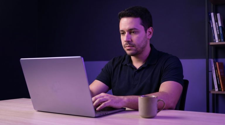 Founder de e-commerce avaliando dashboard pra abrir gateway de pagamento online via modelo PaaS